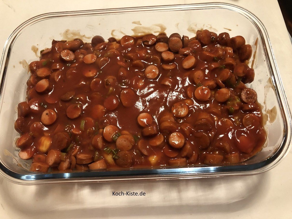 gieße die Tomatensauce in die Auflaufform