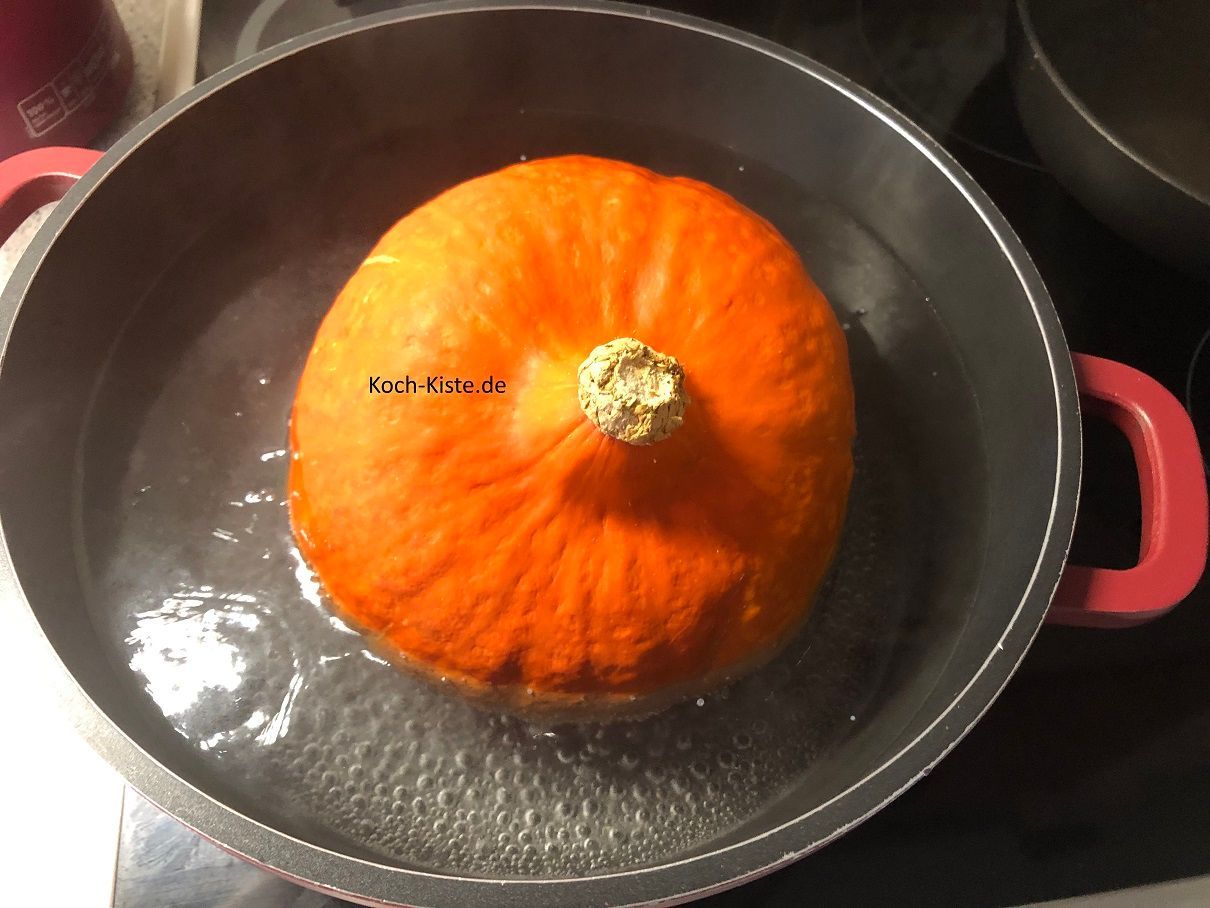 lege den Hokkaido Kürbis in den Kochtopf und fülle Ihn bis zur Hälfte mit Wasser auf. Bringe das Wasser zum Kochen und koche den Hokkaido Kürbis für 2 Minuten