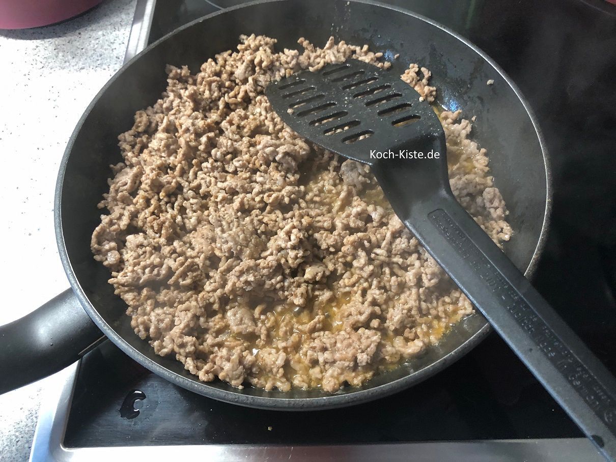 und brate das Hackfleisch bis es krümelig ist