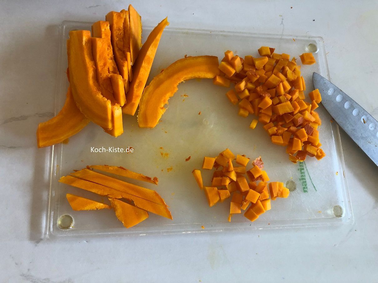 jetzt schneide den Hokkaido Kürbis erst in Scheiben, dann in Streifen und zum Schluss in kleine Stücke