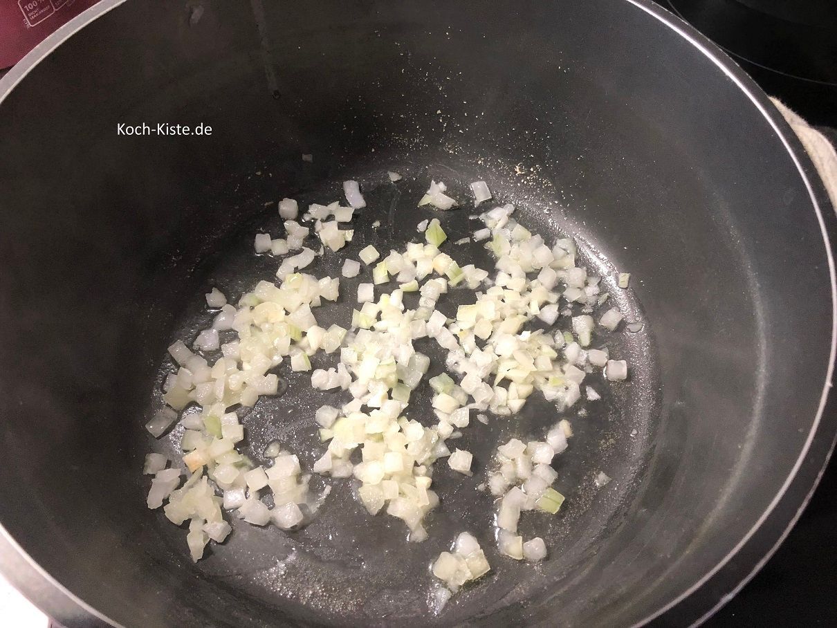 gebe in die geschmolzene Pflanzencreme die Zwiebeln und brate sie glasig an