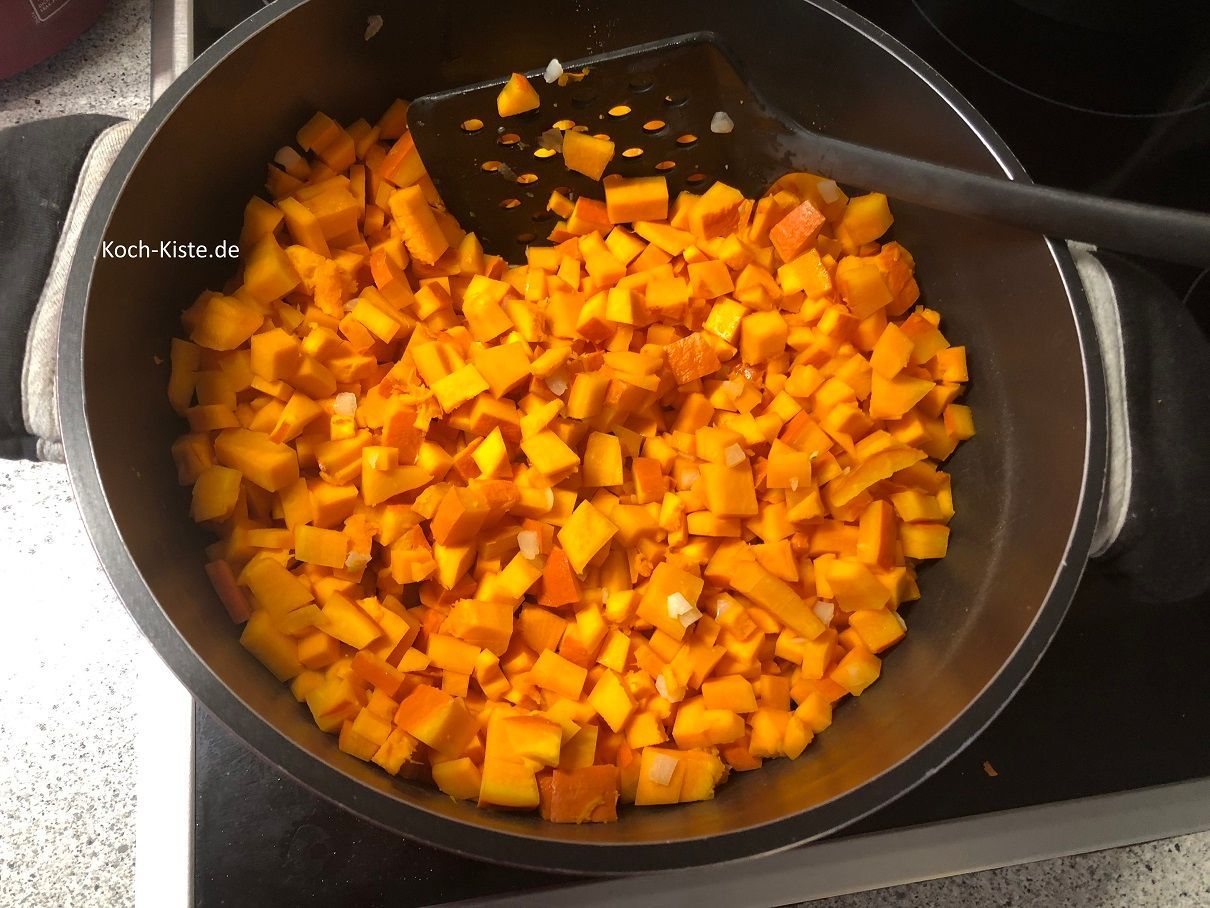 als nächstes gebe die Kürbiswürfel mit in den Topf