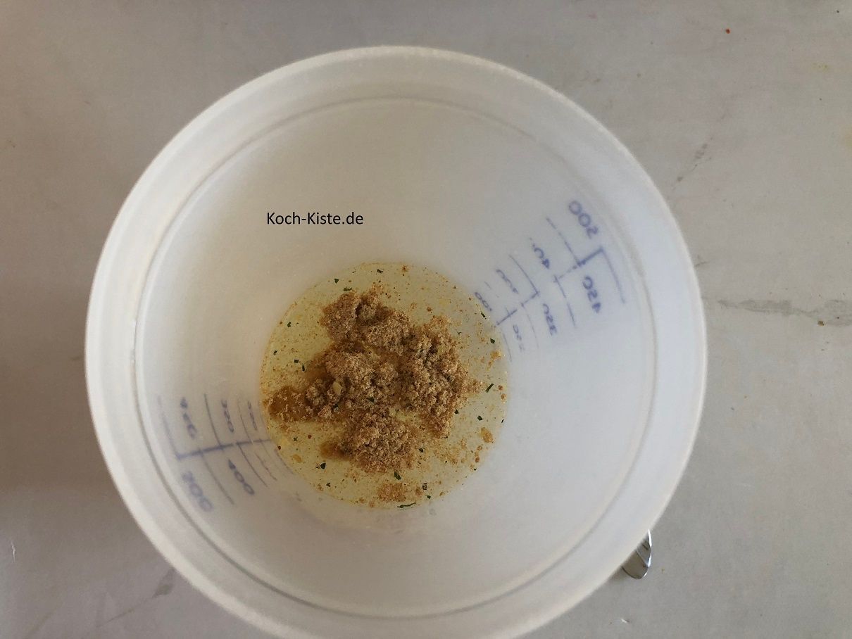 fülle den Messbecher mit 150 Milliliter Wasser und 1 Teelöffel Gemüsebrühe Pulver. Dann verrühre alles gut und gieße die Gemüsebrühe mit in den Topf