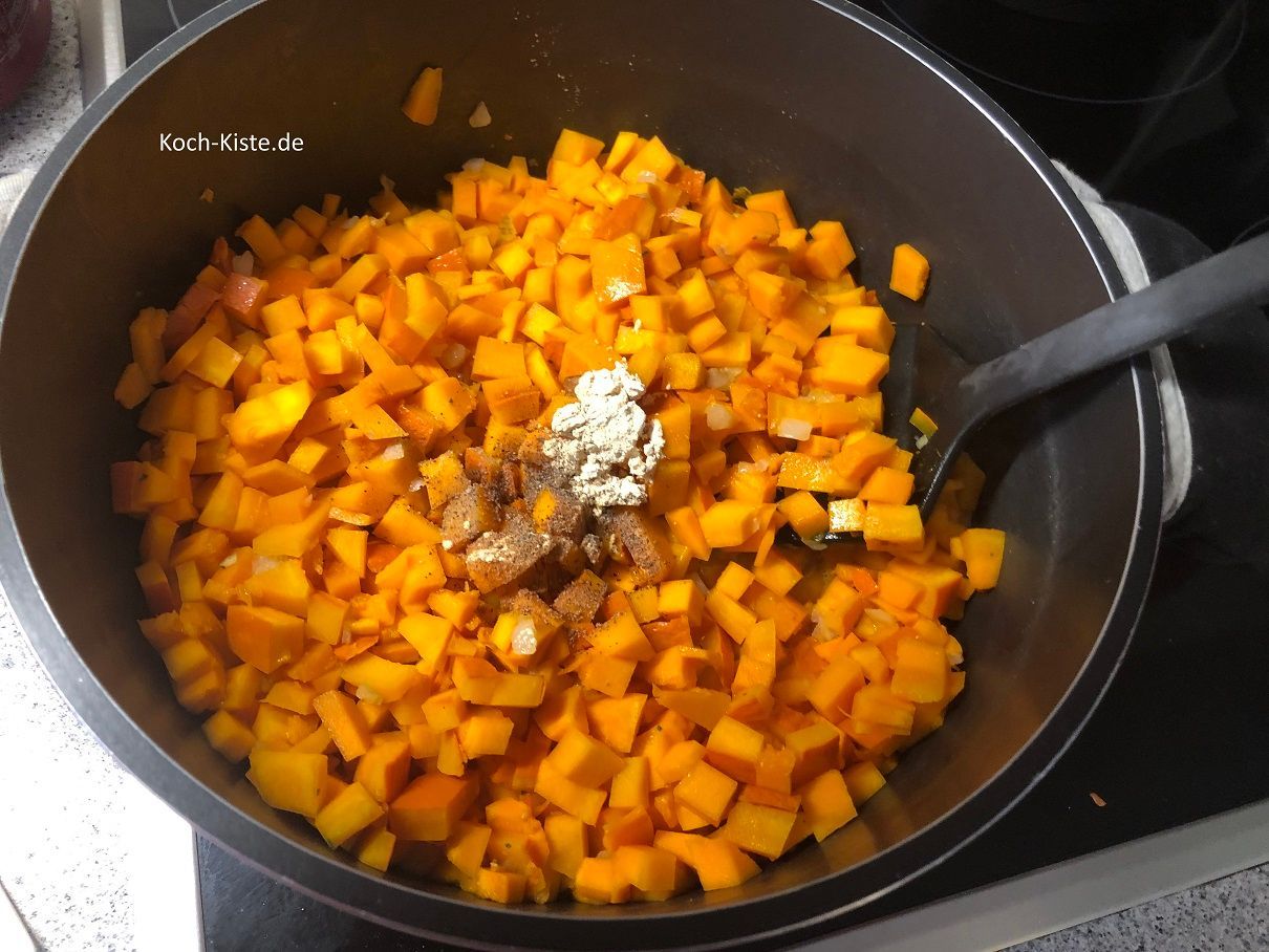 gebe 1 Teelöffel Knoblauchpulver und 1 Teelöffel Ingwerpulver zu dem Kürbis und verrühre alles gut miteinander.