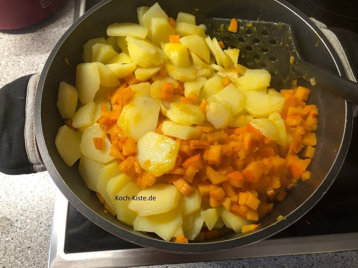 schütte die Kartoffelscheiben mit in den Topf
