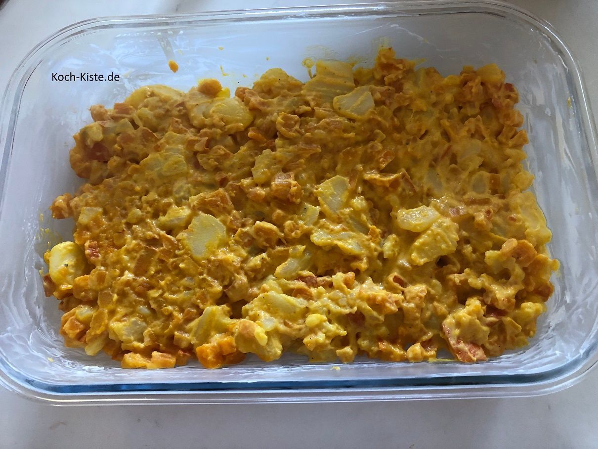 gebe die Hälfte der Kürbis-Kartoffel Masse in die -Auflaufform und streiche es möglichst glatt