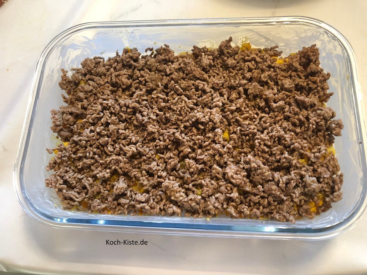 nun darf die Hackmasse oben auf gleichmäßig verteilt werden