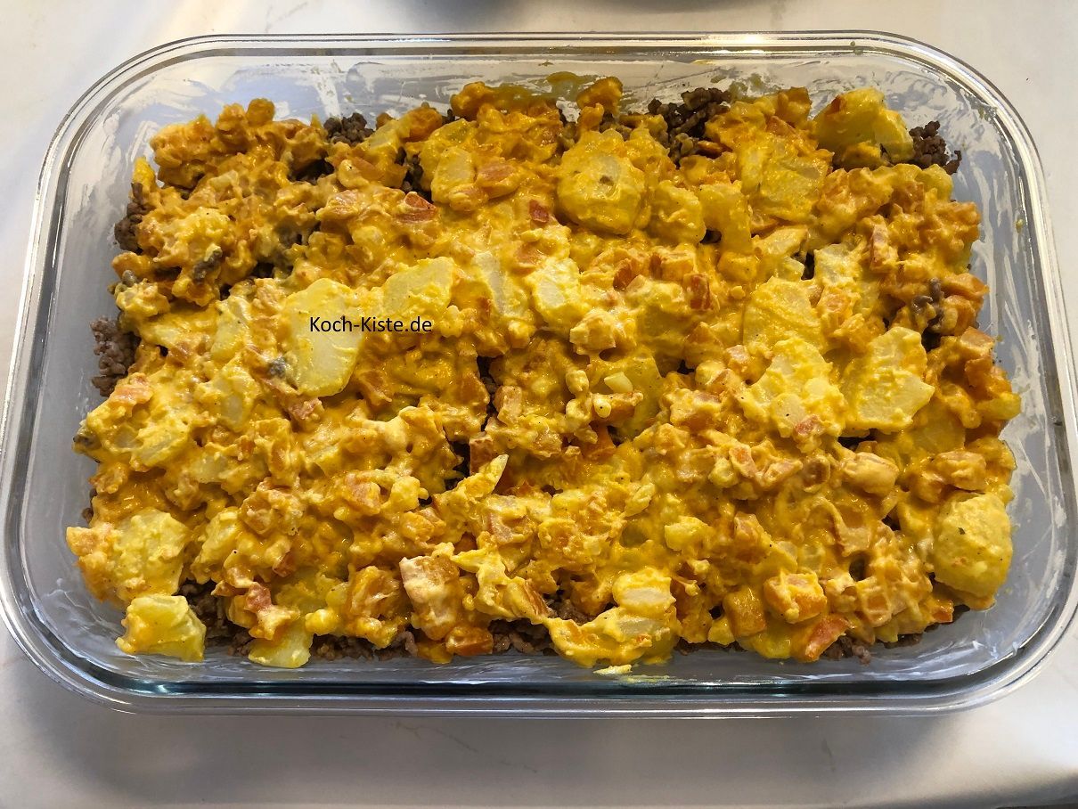 nun gebe den Rest der Kürbis-Kartoffel Masse gleichmäßig über das Hackfleisch