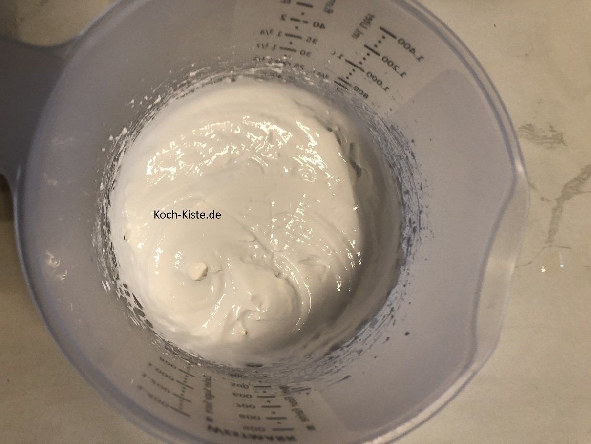 Eiweiß geschlaen bis es glänzt