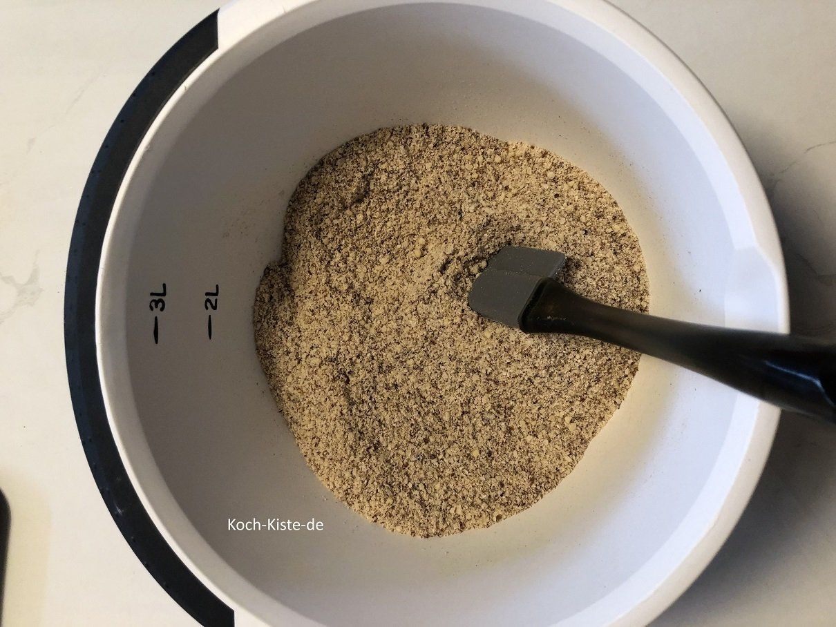 Mandeln in eine größere Schüssel umfüllen, Zimt dazu geben und gut vermengen