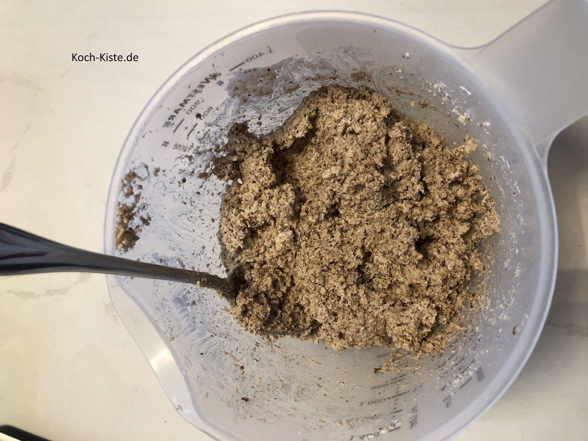 Mandel-Zimt Mischung unter den Eischnee heben