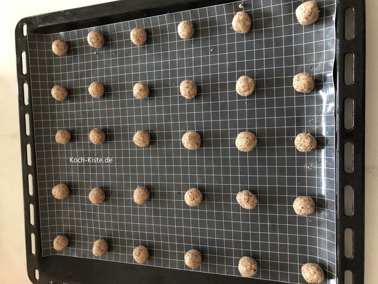 kleine Kugeln formen und aufs Backblech setzen