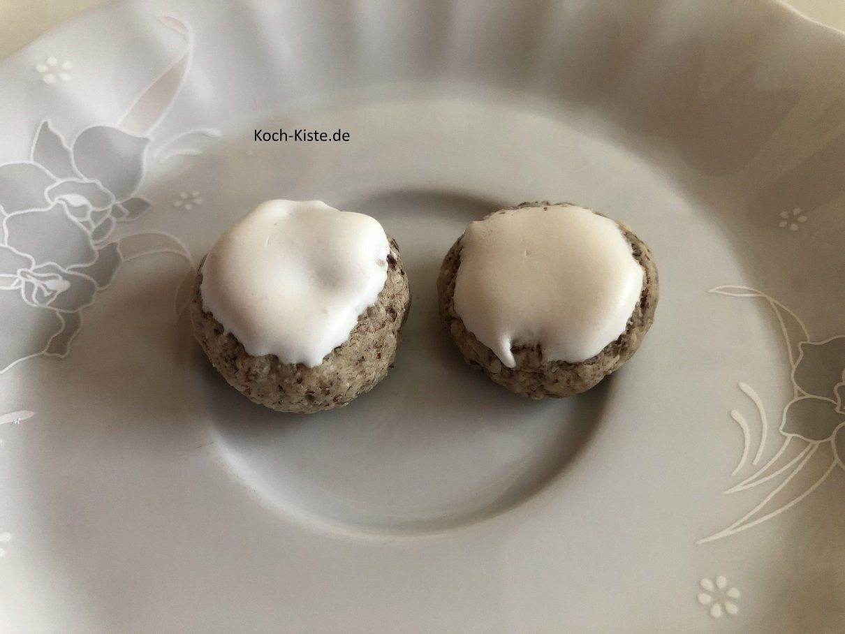 Unterschied : rechts habe ich die Kugeln flacher gedrückt, dadurch passt mehr Eischnee drauf