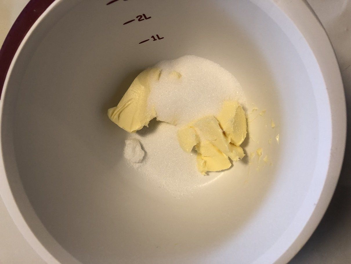 Butter und Zucker abwiegen