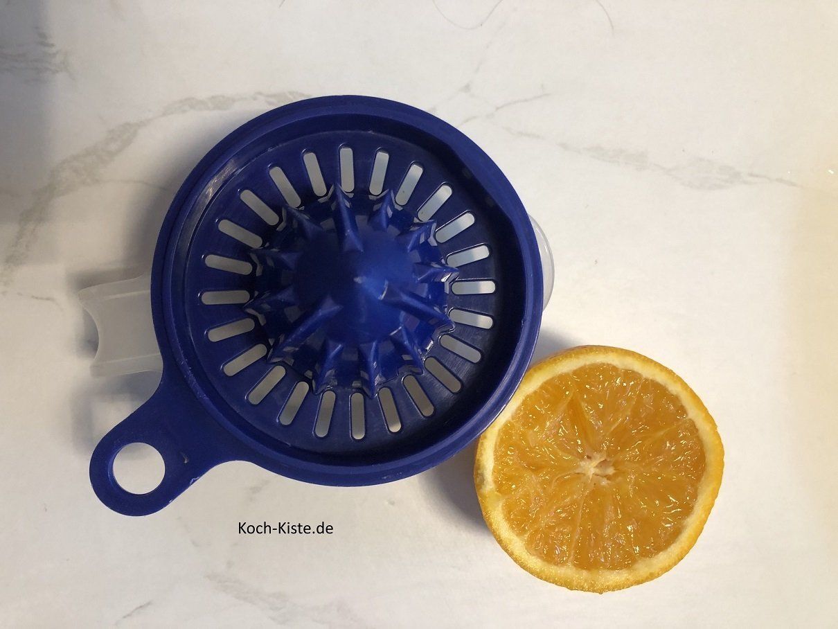 Orange halbieren und Saft auspressen