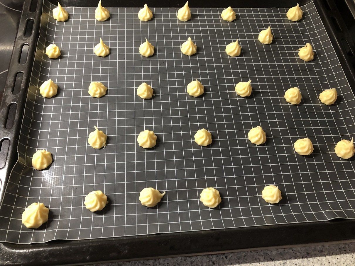 auf das Backblech 25 Teigkleckse spritzen