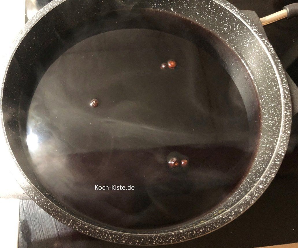Rotwein hinzugeben