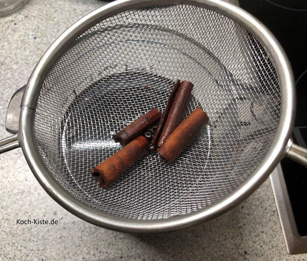 über ein Sieb in den Messbecher gießen