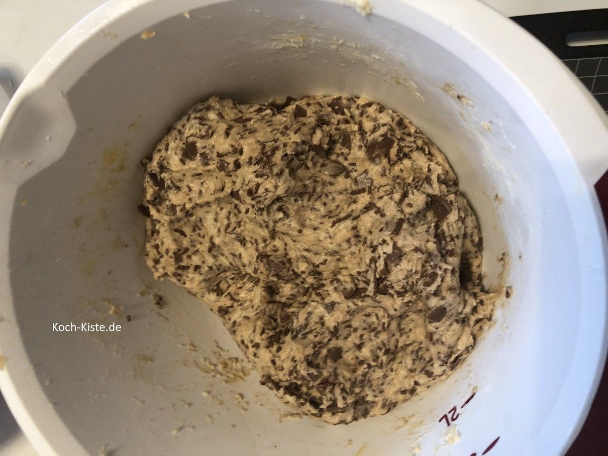 alle Zutaten zu einem Teig verkneten, bis das ganze Dineklmehl eingearbeitet ist