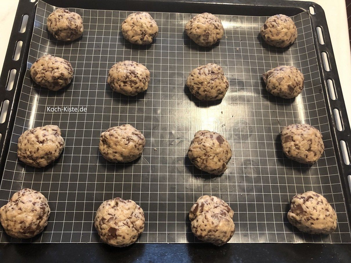 kleine Bällchen formen und auf das Backblech legen