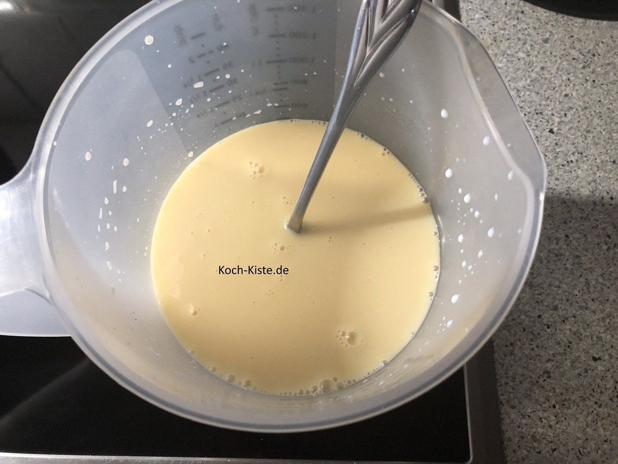 Puddingpulver mit Milch glatt rühren