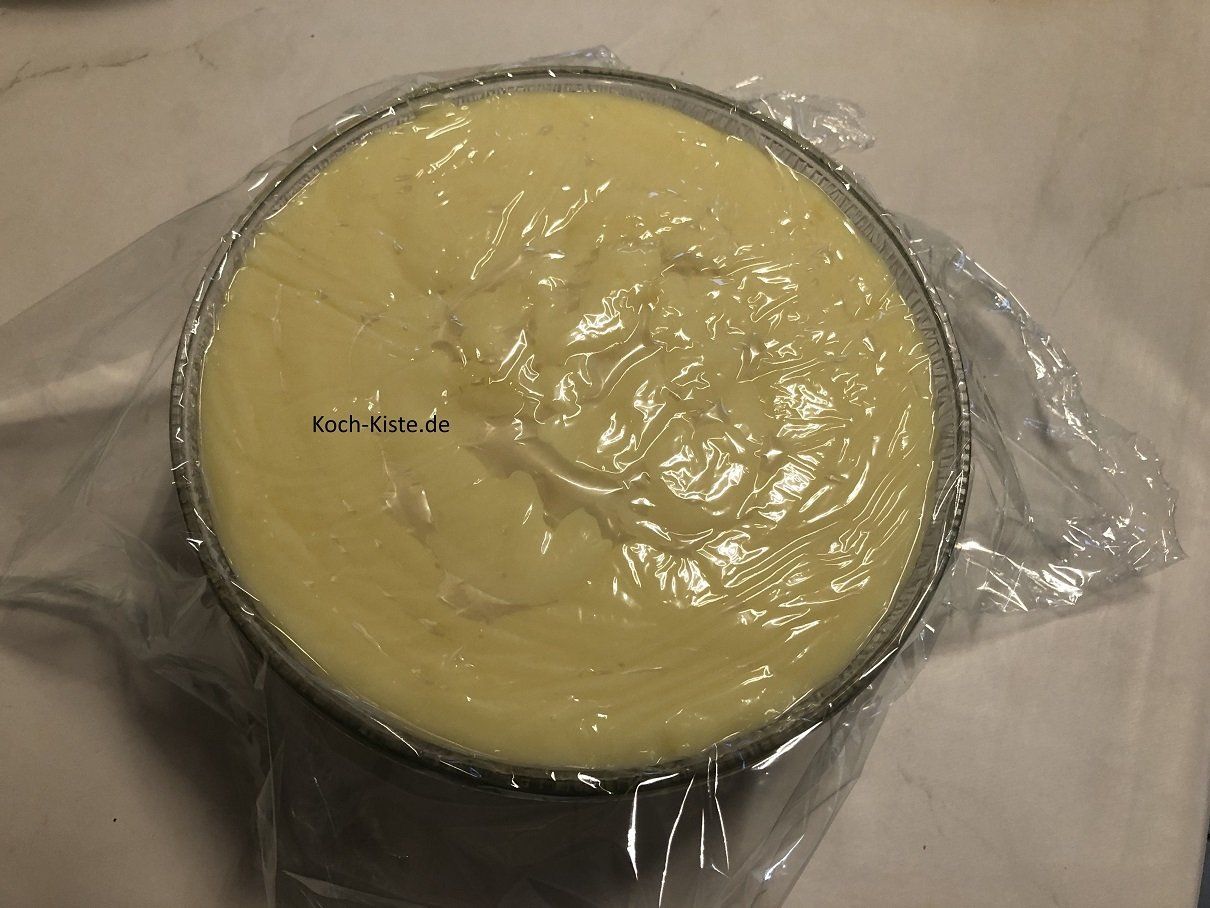 Pudding mit Klarsichtfolie abdecken