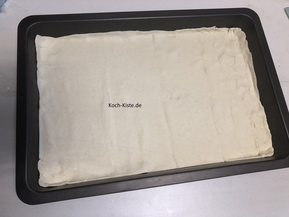 Blätterteig auf das Backblech legen