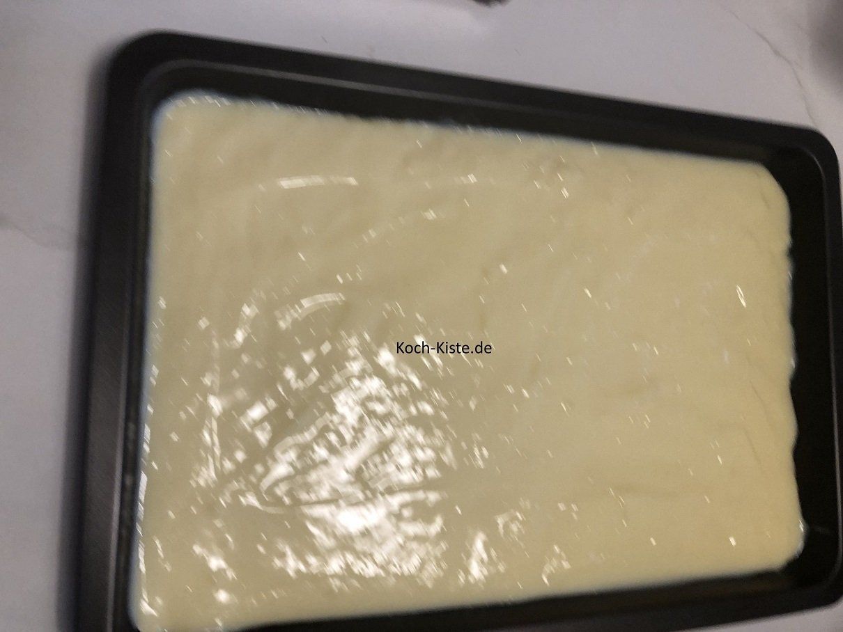 Pudding auf dem Blätterteig verteilen