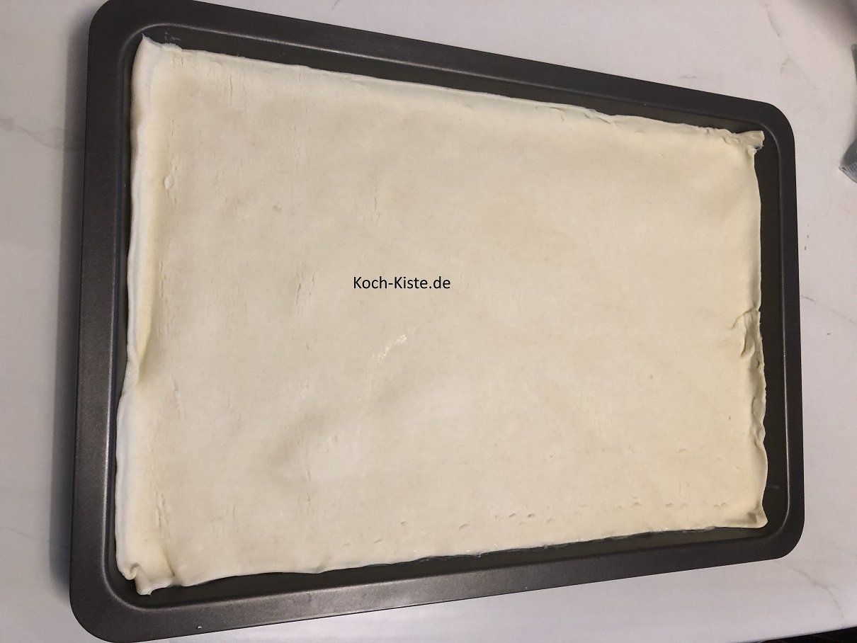 2 Blätterteigrolle auf den Pudding legen