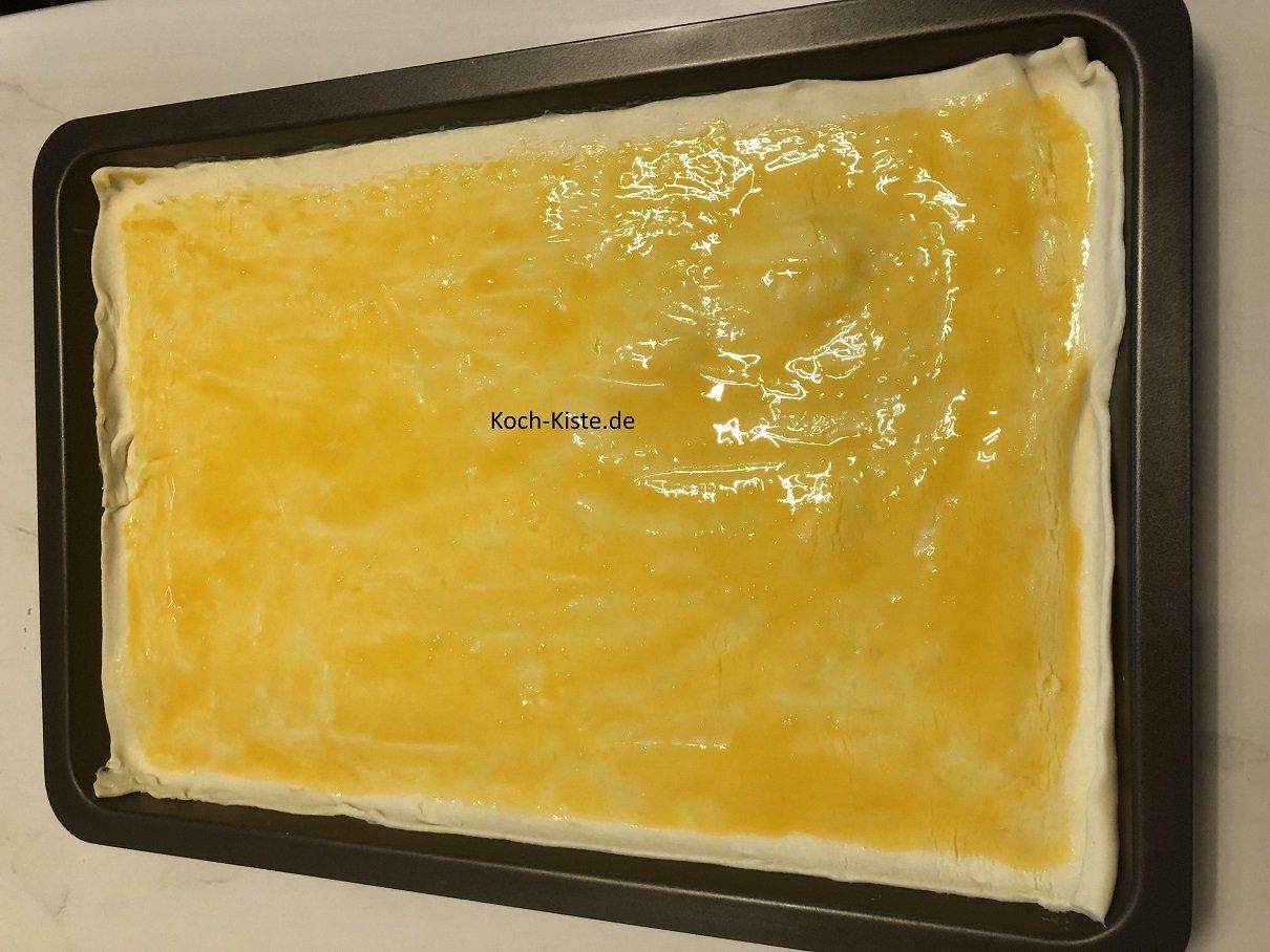mit Eigelb bestreichen, dabei einen Rand lassen