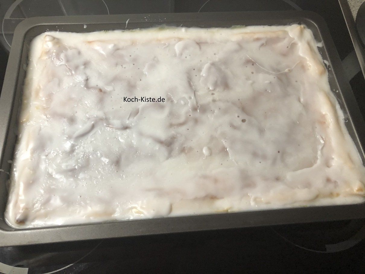 Puddingplatte dich mit Puderzuckerguss bestreichen