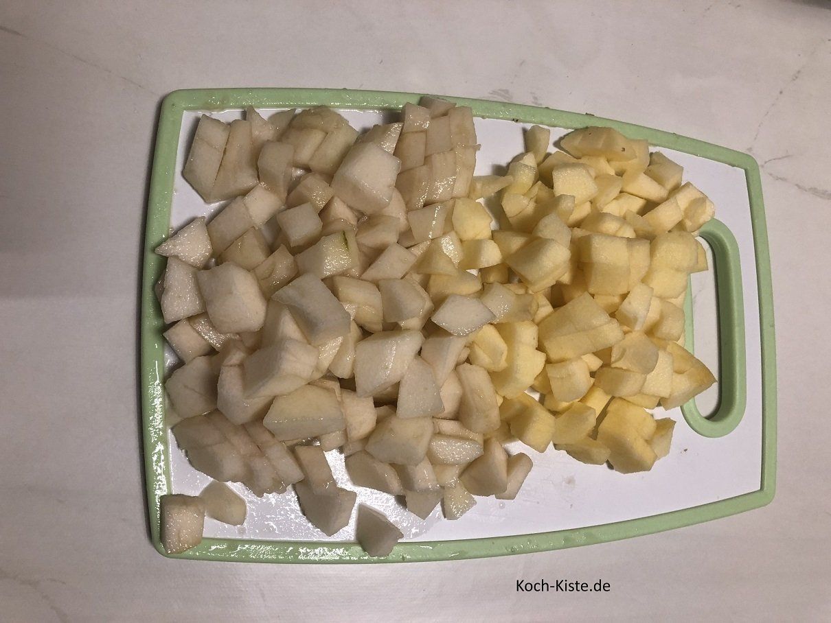 Äpfel und Birnen schälen, entkernen und klein schneiden