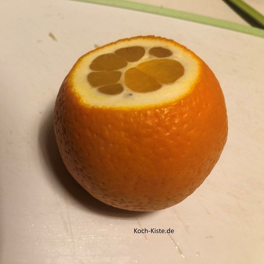 bei der Orange oben und unten eine Scheibe abschneiden