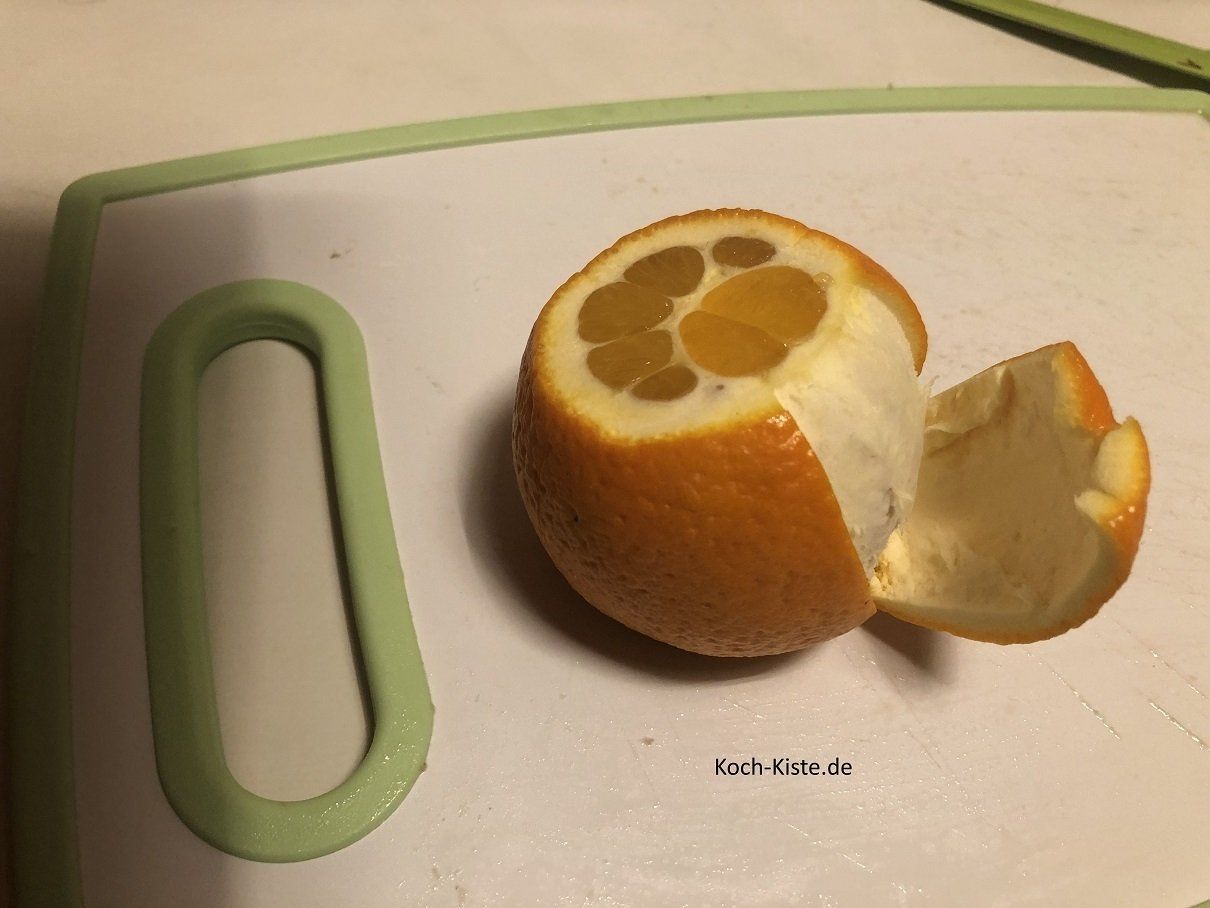 an der eingeschnittenen Stelle die Schale von oben nach unten abziehen