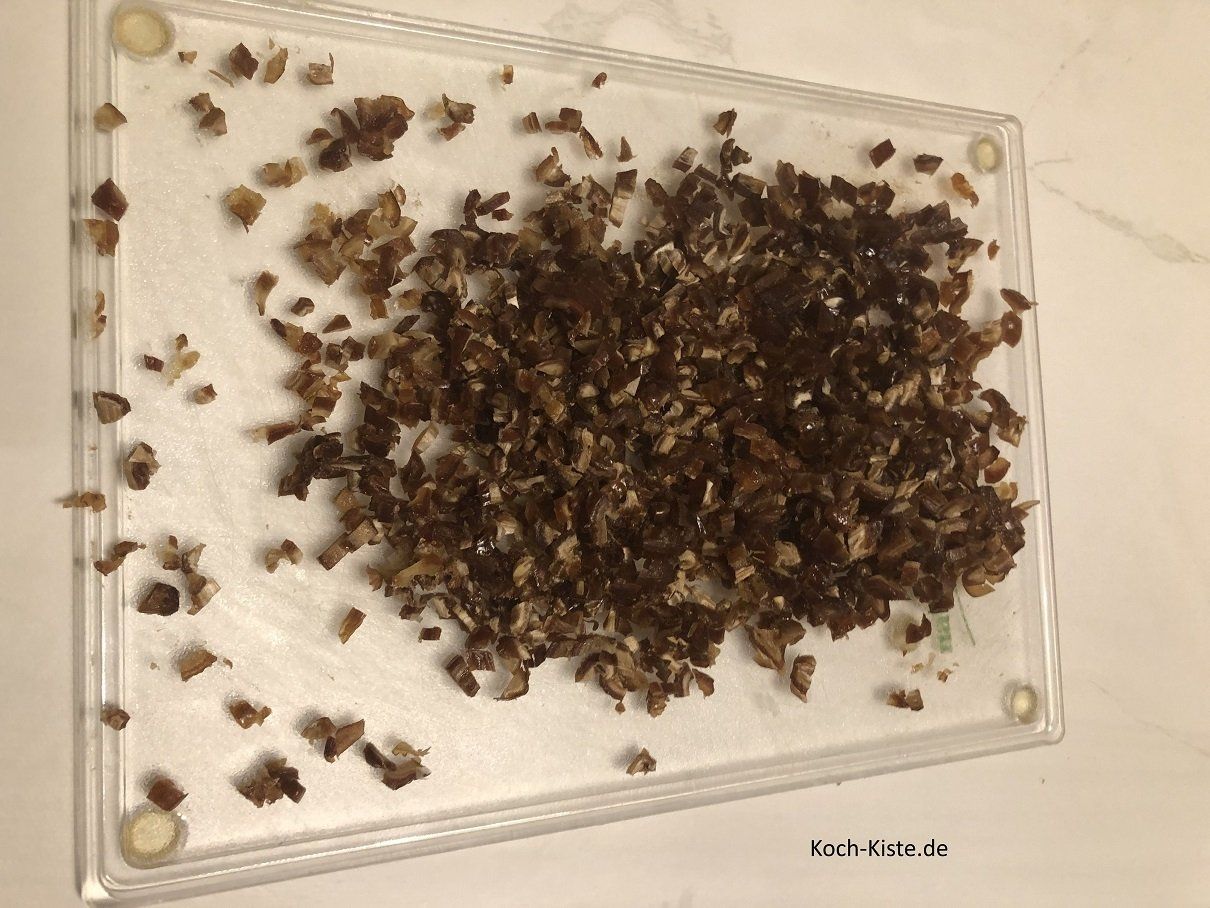 Datteln ganz klein schneiden