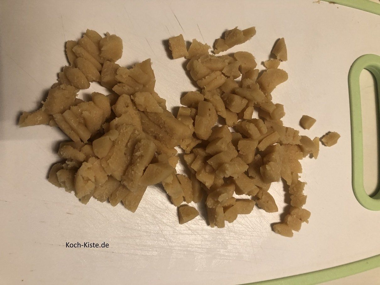 Marzipan Rohmasse klein schneiden