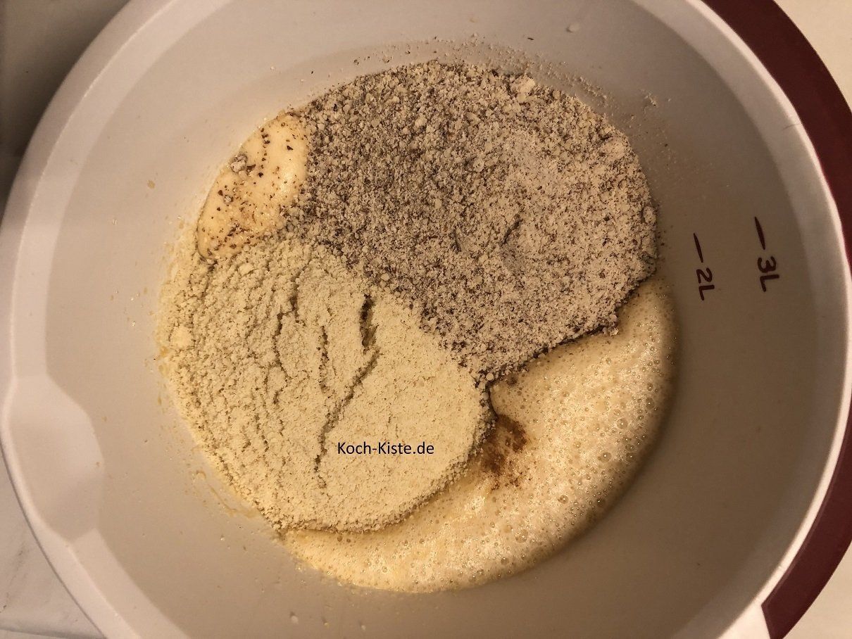 gebe die gemahlenenen Mandeln hinzu
