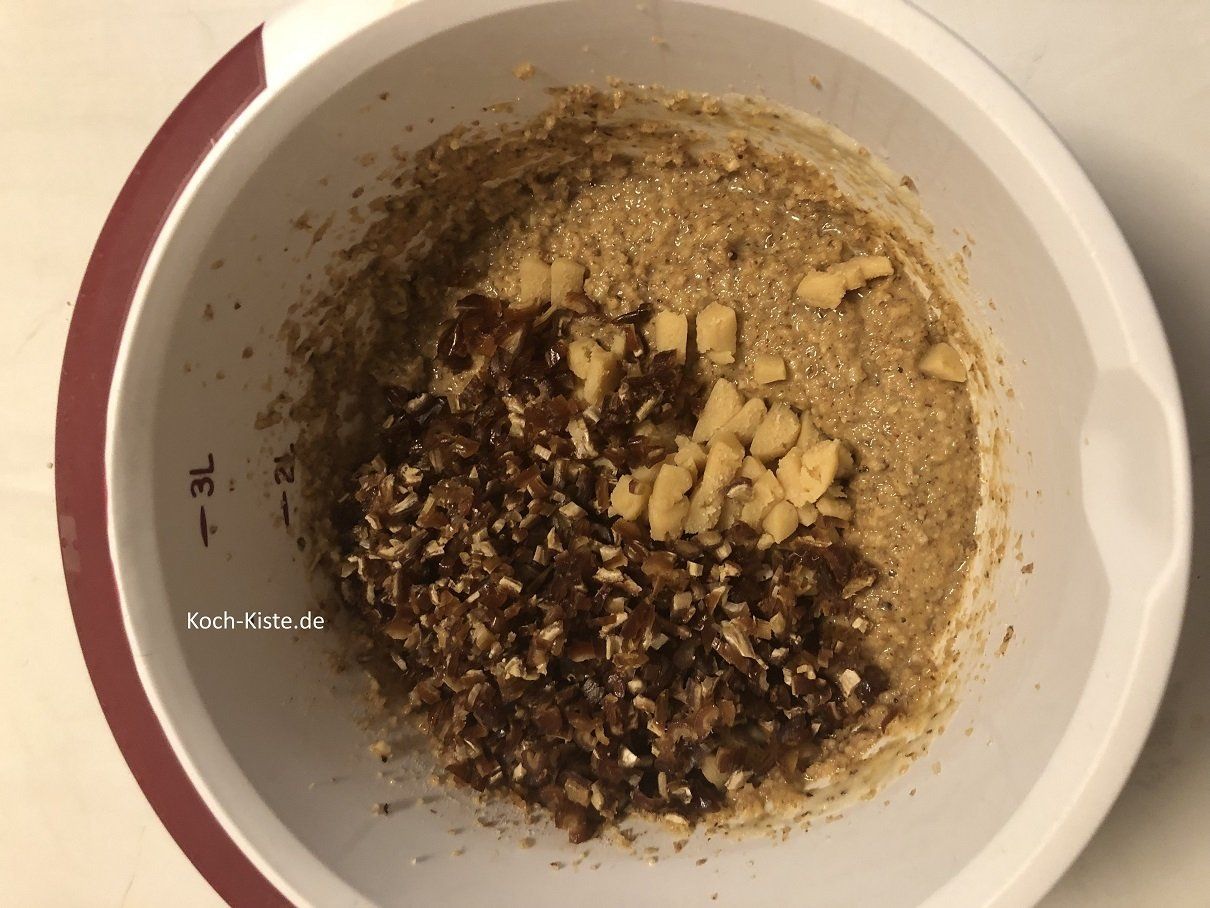 gebe die Marzipanwürfel und Dattelstücke hinzu