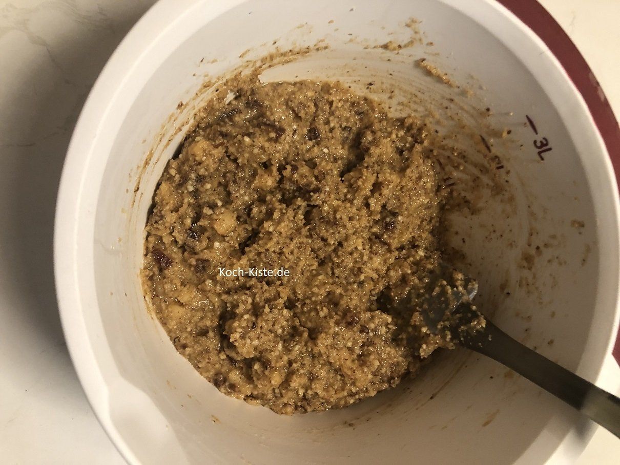 hebe die Datteln und Marzipanstücke unter