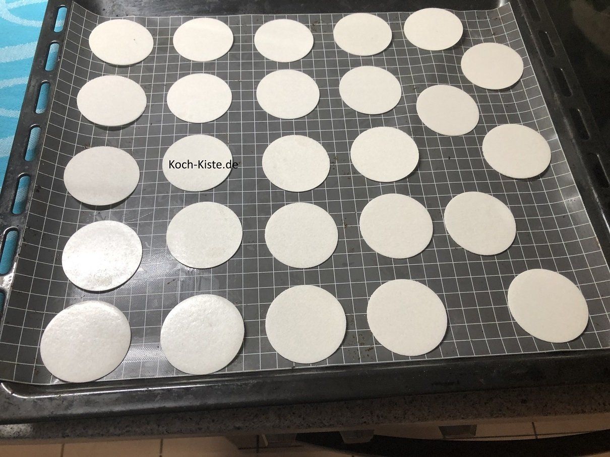lege die Oblaten auf das Backblech