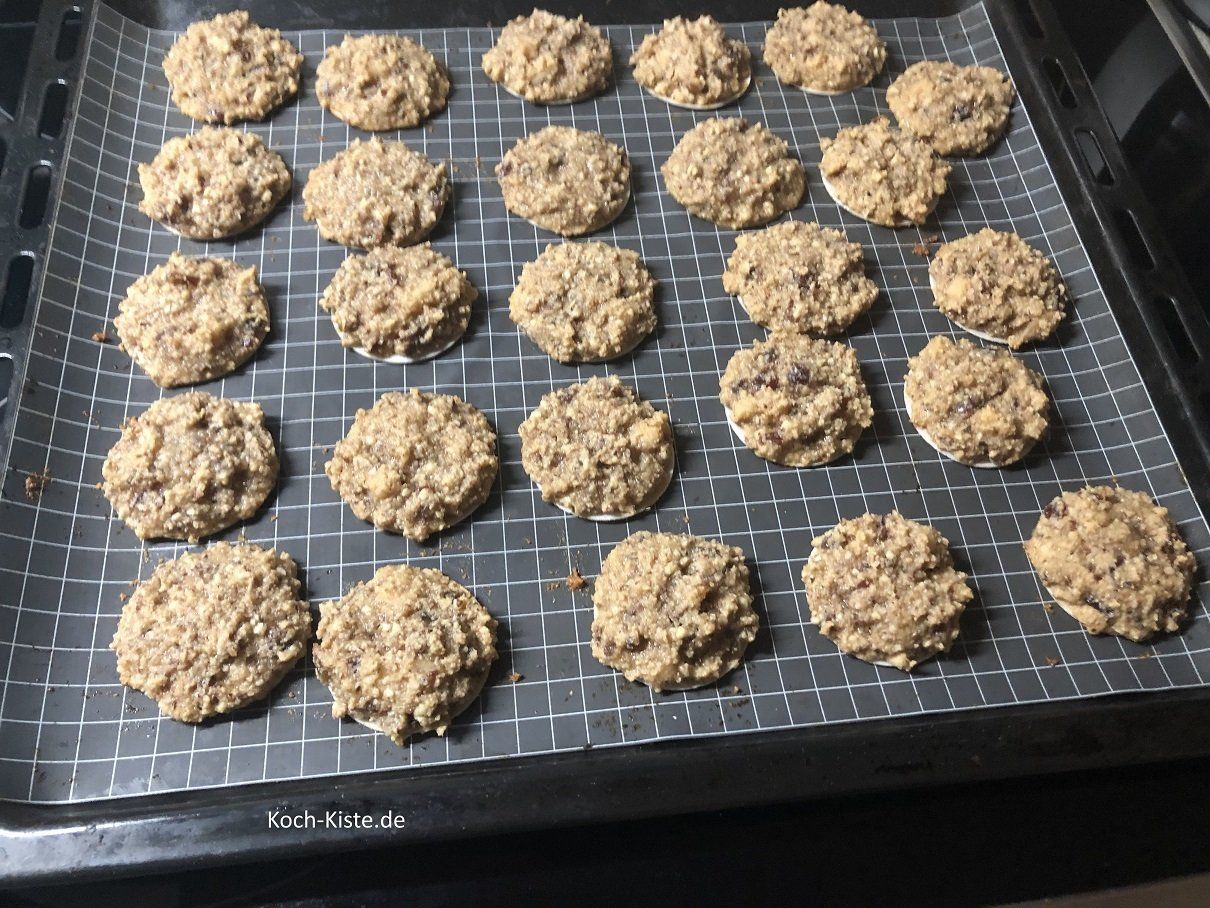 gebe mit Hilfe von 2 Messern ca. 2 Esslöffel Masse auf jede Oblate