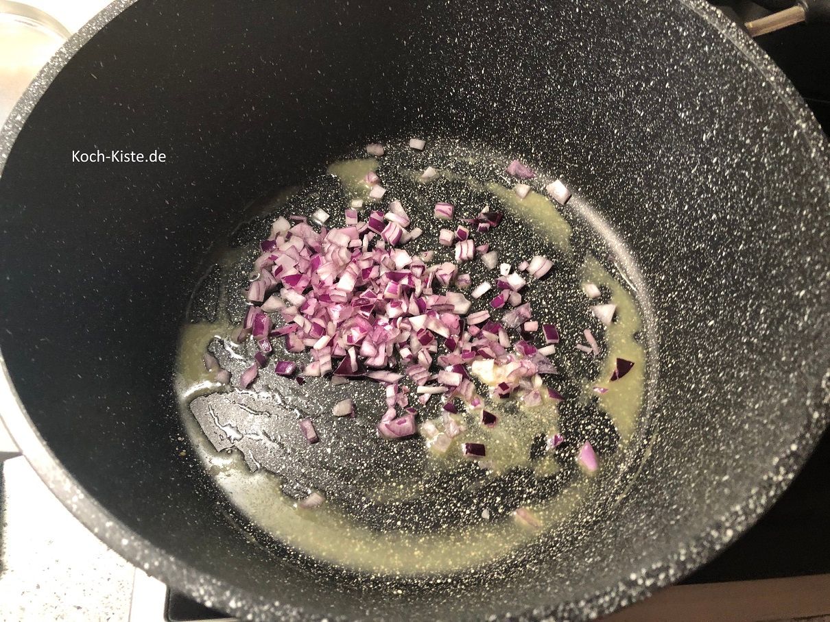 Zwiebeln glasig braten