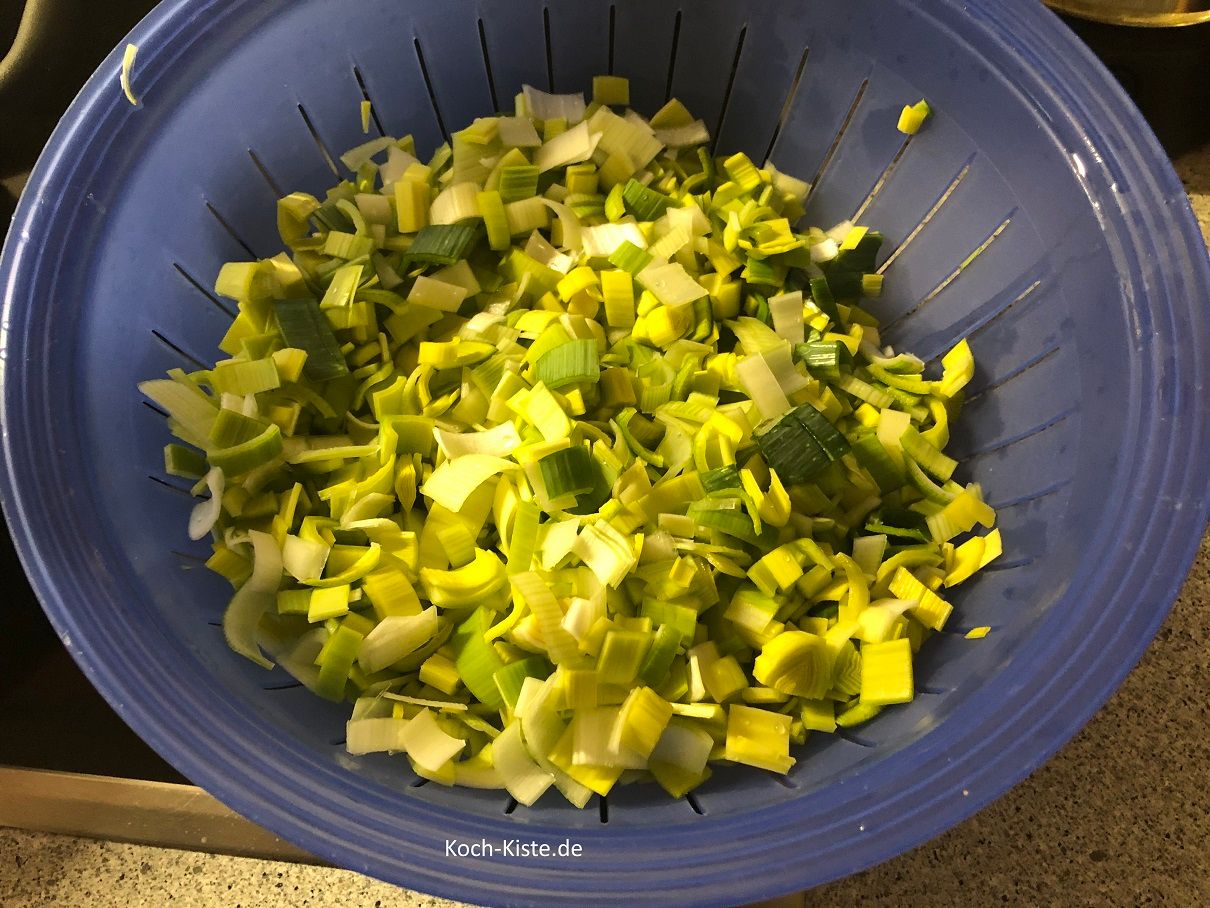 Porree unter kaltem, fließendem Wasser abspülen