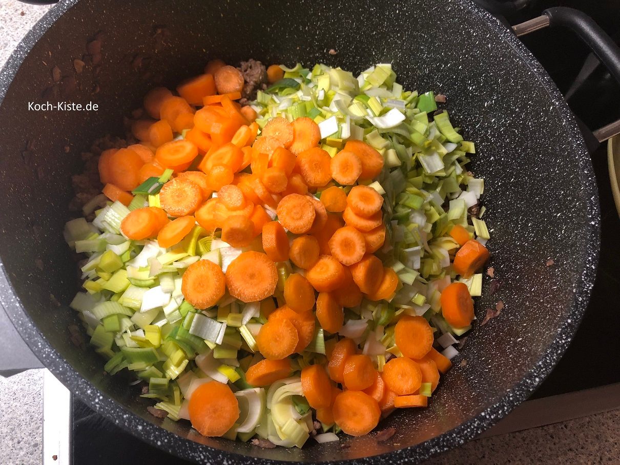 Porree und Wurzelstücke mit in den Topf geben