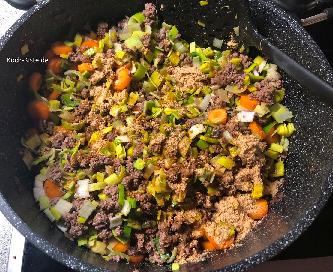 Hackfleisch mit dem Gemüse mischen und Gemüsebrühepulver hinzu ge4ben