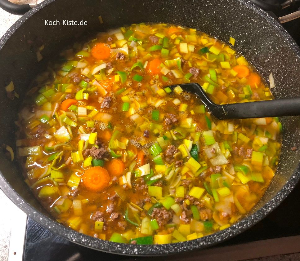 Wasser hinzugießen und alles vermengen