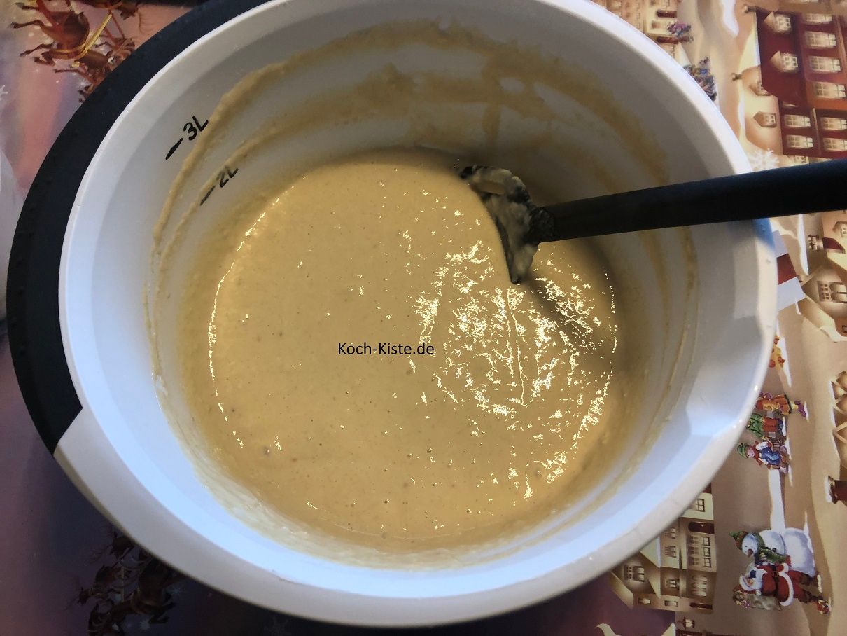 Hefemilch in die Rührschüssel geben und mit einem Rührlöffel zu einem glatten Teig rühren