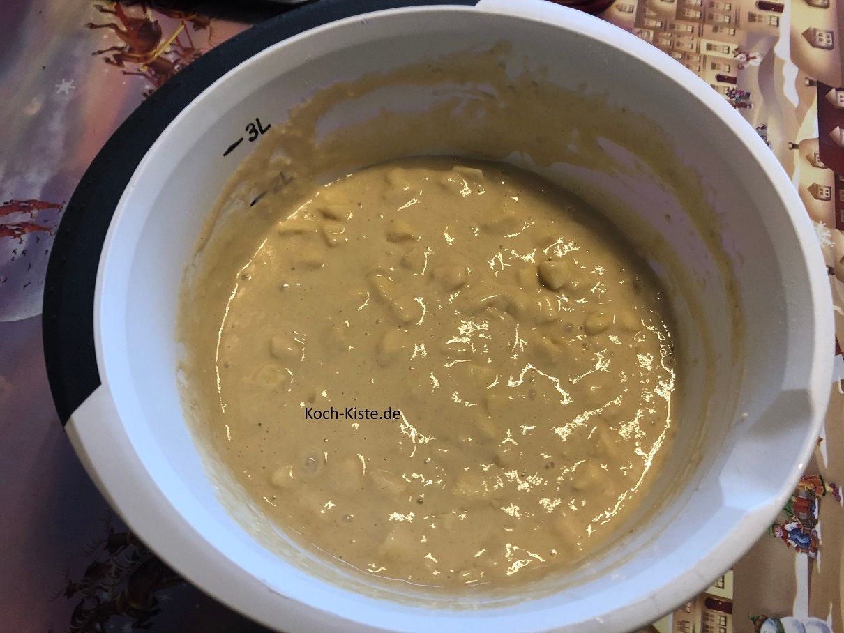 Äpfelstücke gleichmäßig in dem Teig verteilen