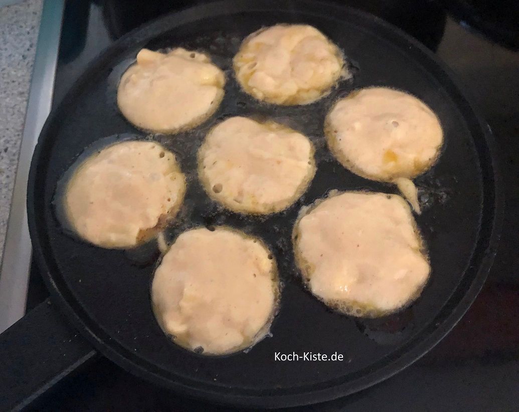 in jede Vertiefung 1 Esslöffel Teig geben