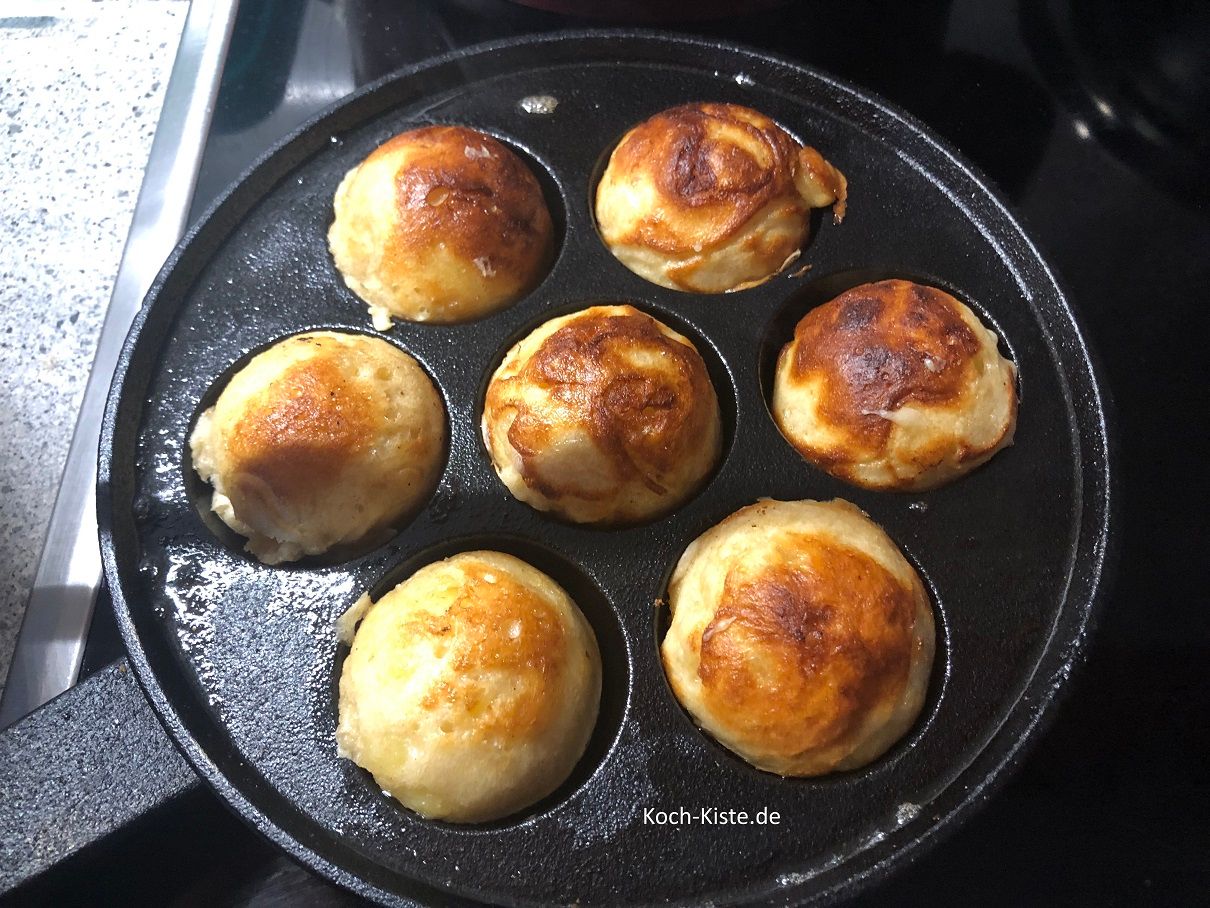 Apfel-Bällchen mit Hilfe von 2 Kuchengabeln drehen